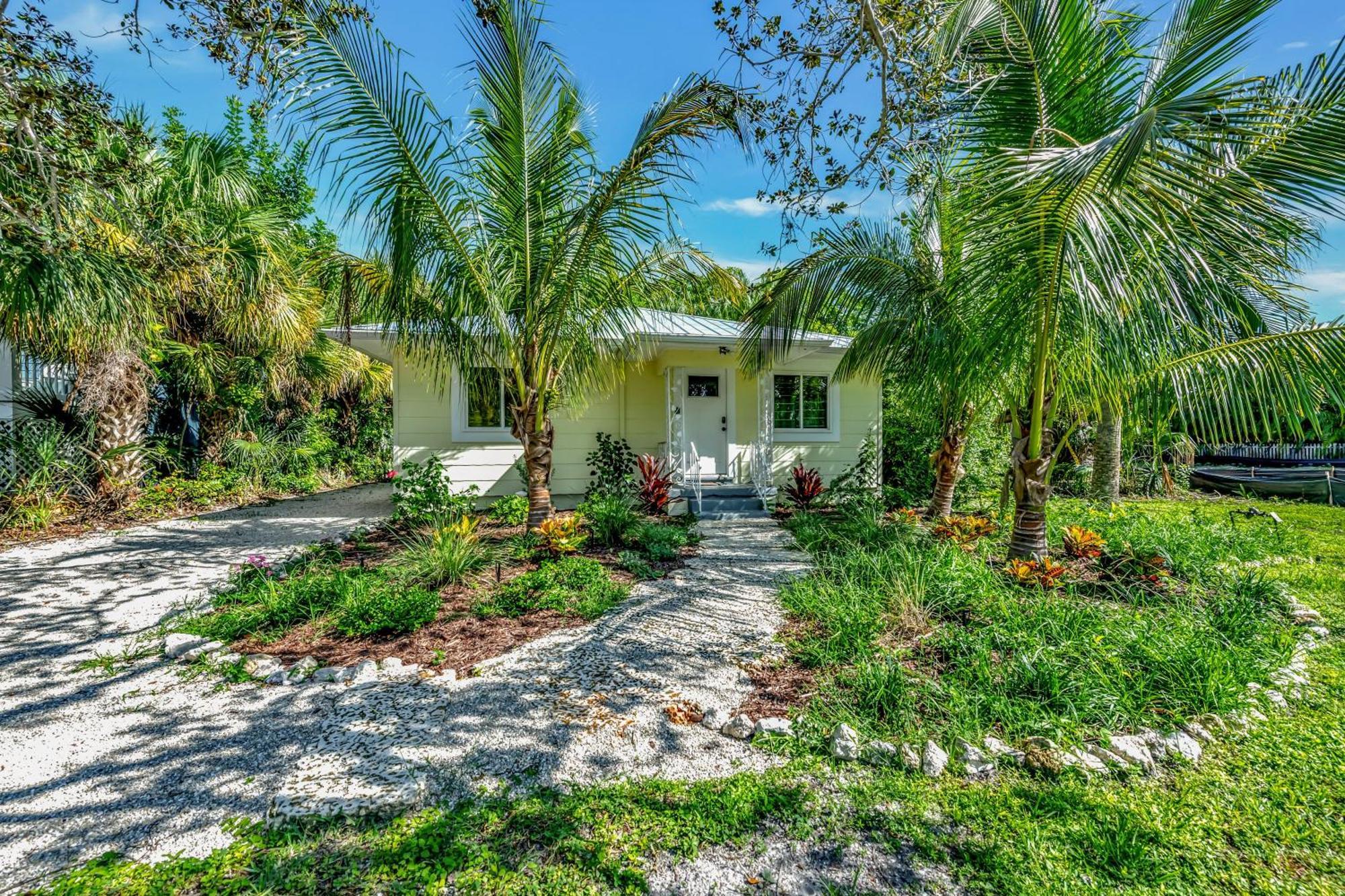 Casa Posada - So Close You Can Hear The Waves Historic Beach Cottage W Beach Gear アンナ・マリア エクステリア 写真